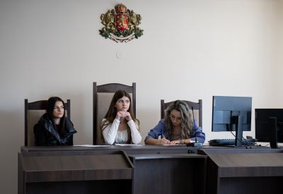 Ученици от ПГЛПТ пресъздадоха съдебен процес в казанлъшкия съд