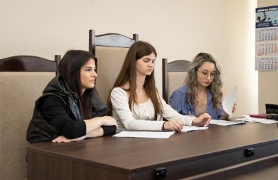 Ученици от ПГЛПТ пресъздадоха съдебен процес в казанлъшкия съд