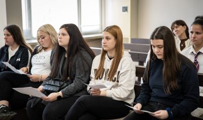 Ученици от ПГЛПТ пресъздадоха съдебен процес в казанлъшкия съд