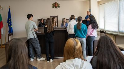 Ученици от ПГЛПТ пресъздадоха съдебен процес в казанлъшкия съд