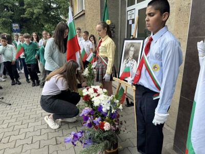 ОУ “Св. Паисий Хилендарски“ отдаде почит на героя Стефан Почеков