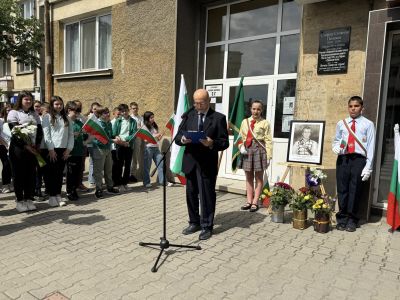 ОУ “Св. Паисий Хилендарски“ отдаде почит на героя Стефан Почеков
