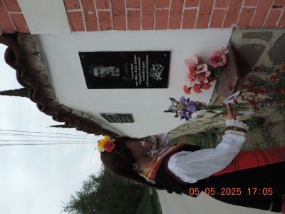 Танцов клуб “Янина” при НЧ “Братство 1869”, с. Енина изви кръшно Гергьовско хоро около Енинския църковен двувековен кестен