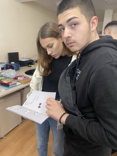 Смесено обучение в друга физическа среда проведоха учениците на ПГЛПТ в местна фирма