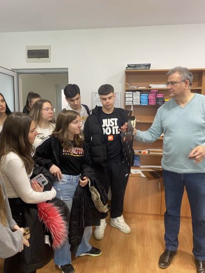 Смесено обучение в друга физическа среда проведоха учениците на ПГЛПТ в местна фирма