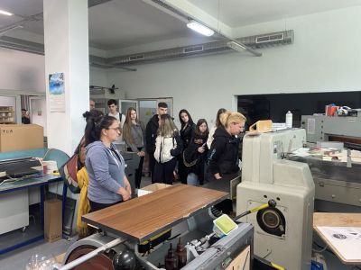 Смесено обучение в друга физическа среда проведоха учениците на ПГЛПТ в местна фирма