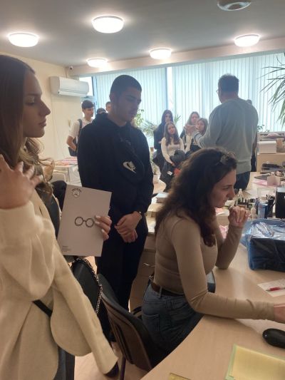 Смесено обучение в друга физическа среда проведоха учениците на ПГЛПТ в местна фирма