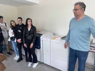 Смесено обучение в друга физическа среда проведоха учениците на ПГЛПТ в местна фирма