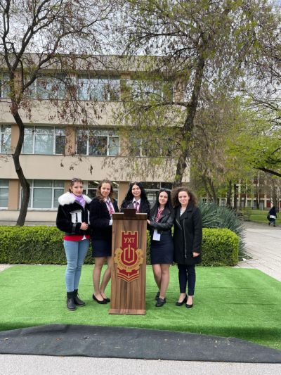 Трио единадесетокласнички от ПГЛПТ с иновативна разработка участваха в конкурса „Млади изследователи 2025“ на УХТ, Пловдив