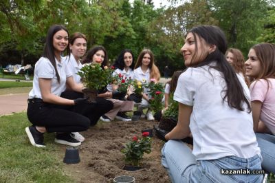 33 нови рози засадиха в парк “Розаруим“ претендентките за царската корона