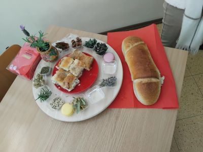 Трио единадесетокласнички от ПГЛПТ с иновативна разработка участваха в конкурса „Млади изследователи 2025“ на УХТ, Пловдив