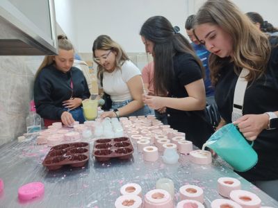 Възпитаници на ПХГ “Св.Св. Кирил и Методий“ посетиха цеха за парфюмерия и козметика „Дамасцена“