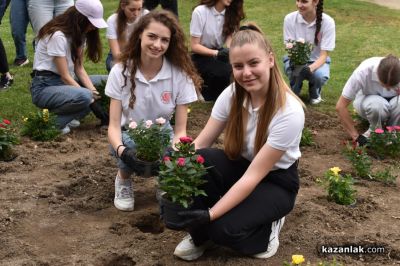 33 нови рози засадиха в парк “Розаруим“ претендентките за царската корона