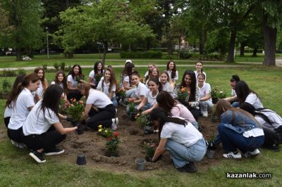 33 нови рози засадиха в парк “Розаруим“ претендентките за царската корона
