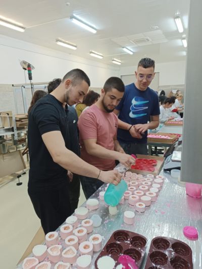 Възпитаници на ПХГ “Св.Св. Кирил и Методий“ посетиха цеха за парфюмерия и козметика „Дамасцена“