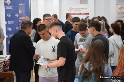 Водещи университети от цяла България участваха в Деня на висшето образование в Казанлък