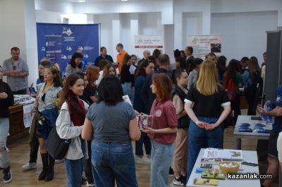 Водещи университети от цяла България участваха в Деня на висшето образование в Казанлък