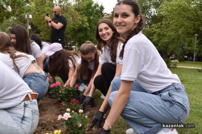 33 нови рози засадиха в парк “Розаруим“ претендентките за царската корона