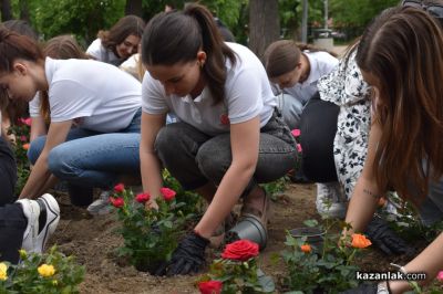 33 нови рози засадиха в парк “Розаруим“ претендентките за царската корона