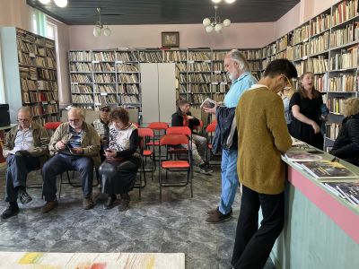 Поетесата Ваня Велева представи новата си стихосбирката „Сълза от восък“ пред казанлъшката публика