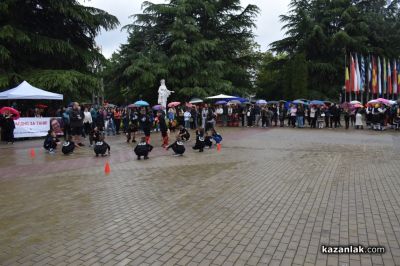 Дъждът не спря доброто: Благотворителен концерт в подкрепа на Таня събра над 4 200лв