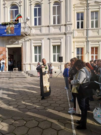 Тържествен ден за Хуманитарната гимназия в Казанлък: Патронен празник и изпращане на Випуск 2025