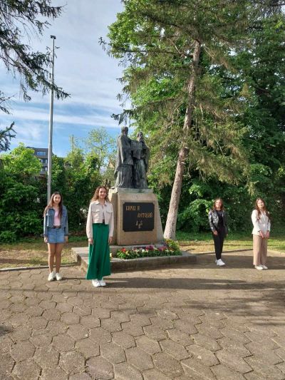 Тържествен ден за Хуманитарната гимназия в Казанлък: Патронен празник и изпращане на Випуск 2025