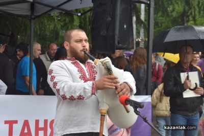 Дъждът не спря доброто: Благотворителен концерт в подкрепа на Таня събра над 4 200лв