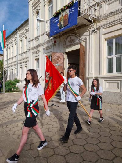 Тържествен ден за Хуманитарната гимназия в Казанлък: Патронен празник и изпращане на Випуск 2025