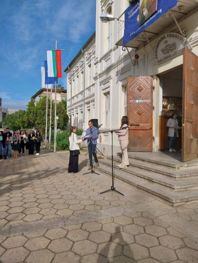 Тържествен ден за Хуманитарната гимназия в Казанлък: Патронен празник и изпращане на Випуск 2025