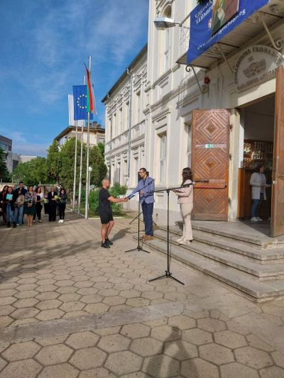 Тържествен ден за Хуманитарната гимназия в Казанлък: Патронен празник и изпращане на Випуск 2025