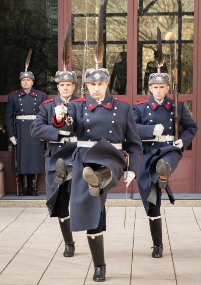 Контраадмирал награди ученичка на ПГЛПТ за първо място за фотография в националния конкурс „На мира в света“