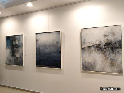 Володя Зарчев представи първата си самостоятелна изложба “Извън формата“ в Казанлък