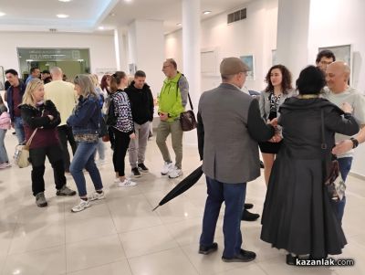 Володя Зарчев представи първата си самостоятелна изложба “Извън формата“ в Казанлък