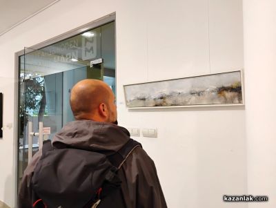 Володя Зарчев представи първата си самостоятелна изложба “Извън формата“ в Казанлък