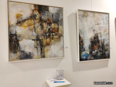 Володя Зарчев представи първата си самостоятелна изложба “Извън формата“ в Казанлък