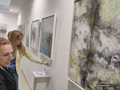 Володя Зарчев представи първата си самостоятелна изложба “Извън формата“ в Казанлък