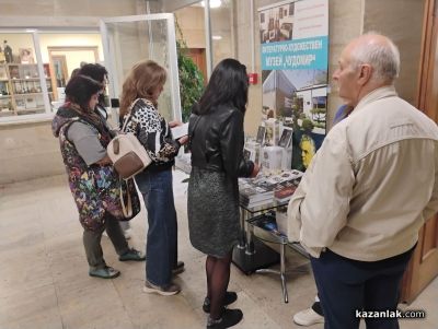 Казанлъшката публика се докосна до света на Константин Кацаров в емоционална и вдъхновяваща среща в музей „Чудомир“