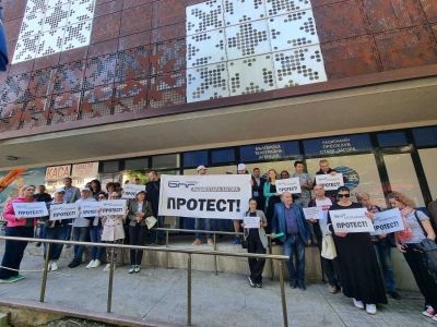 Работещите в БНР-Радио Стара Загора, БТА и БНТ излязоха на протест с искане за по-високи заплати / Новини от Казанлък