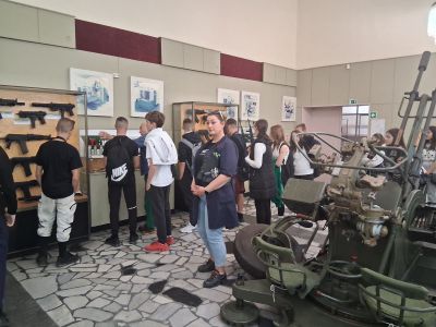 Седмокласници от ОУ “Св. Паисий Хилендарски“ се докоснаха до високите технологии в “Арсенал”