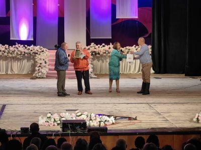 Гласовете, които разказват с музиката си: Група “Грамофон“ отбеляза четвърт век на сцена с юбилеен концерт в Казанлък