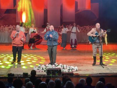 Гласовете, които разказват с музиката си: Група “Грамофон“ отбеляза четвърт век на сцена с юбилеен концерт в Казанлък