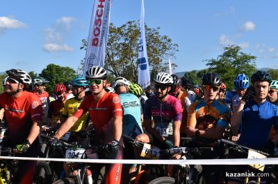 Десетото издание на „Спици и бодли“ в Казанлък привлече стотици участници от цялата страна