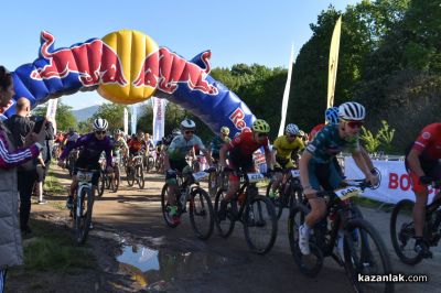 Десетото издание на „Спици и бодли“ в Казанлък привлече стотици участници от цялата страна