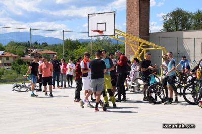 Десетото издание на „Спици и бодли“ в Казанлък привлече стотици участници от цялата страна