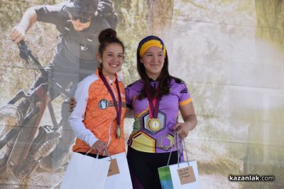 Десетото издание на „Спици и бодли“ в Казанлък привлече стотици участници от цялата страна