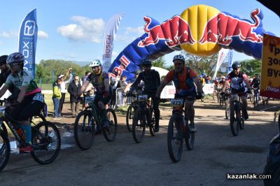 Десетото издание на „Спици и бодли“ в Казанлък привлече стотици участници от цялата страна