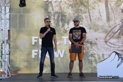 Десетото издание на „Спици и бодли“ в Казанлък привлече стотици участници от цялата страна