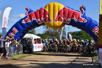 Десетото издание на „Спици и бодли“ в Казанлък привлече стотици участници от цялата страна