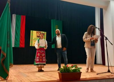Кристина Парова от вокална група “Пеещи звънчета“ се завърна с награда от Стралджа / Новини от Казанлък